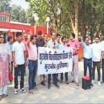कुरुक्षेत्र, हरियाणा: कुरुक्षेत्र में अतिथि अध्यापकों के आंदोलन को लेकर सोमवार को नया घटनाक्रम सामने आया। मुख्यमंत्री कार्यालय से मुलाकात का समय मिलने के बाद प्रदर्शनकारियों ने जिंदल चौक पर अपना पड़ाव स्थगित कर दिया। हालांकि, अध्यापकों ने स्पष्ट किया कि उनका धरना लघु सचिवालय में जारी रहेगा।