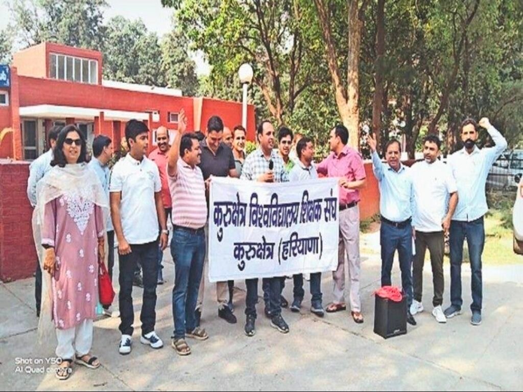 **कुरुक्षेत्र, हरियाणा:** कुरुक्षेत्र में अतिथि अध्यापकों के आंदोलन को लेकर सोमवार को नया घटनाक्रम सामने आया। मुख्यमंत्री कार्यालय से मुलाकात का समय मिलने के बाद प्रदर्शनकारियों ने जिंदल चौक पर अपना पड़ाव स्थगित कर दिया। हालांकि, अध्यापकों ने स्पष्ट किया कि उनका धरना लघु सचिवालय में जारी रहेगा।<br><br>## मुख्यमंत्री से मुलाकात की उम्मीद<br><br>प्रकाशित रिपोर्ट के अनुसार, अतिथि अध्यापकों की सात सदस्यीय कमेटी को मुख्यमंत्री से मिलने के लिए 12 अक्टूबर को शाम 5 बजे का समय दिया गया था। अध्यापक लंबे समय से अपनी मांगों को लेकर आंदोलन कर रहे हैं।<br><br>प्रदर्शन के दौरान जिंदल चौक के आसपास यातायात प्रभावित होने की भी खबर सामने आई थी। अब आगे की स्थिति मुख्यमंत्री के साथ होने वाली बातचीत और उसके नतीजों पर निर्भर करेगी।<br><br>## आगे क्या होगा?<br><br>अध्यापकों की मांगों पर सरकार की ओर से क्या फैसला लिया जाता है, इस पर सभी की नजरें रहेंगी। पाठकों को सलाह है कि बातचीत के परिणाम की पुष्टि होने के बाद ही आगे की जानकारी पर भरोसा करें।<br><br>**स्रोत:** अमर उजाला की 12 अक्टूबर 2026 को प्रकाशित रिपोर्ट।<br><br>**नोट:** यह खबर उपलब्ध प्रकाशित रिपोर्ट पर आधारित है। मुख्यमंत्री के साथ बैठक का अंतिम नतीजा अलग से सत्यापित करें।